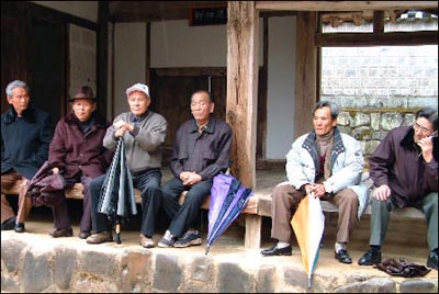 도산서원에서 가장 오래 된 도산서당에서 서원관장으로부터 설명을 듣고 있다. 